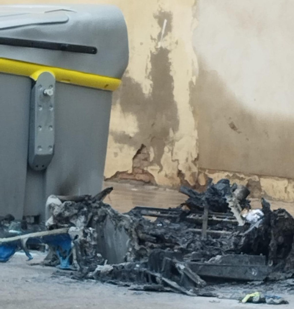 ACTES VANDÀLICS DURANT LES FALLES: CREMATS DOS CONTENIDORS NOUS DE&nbsp;PAPER